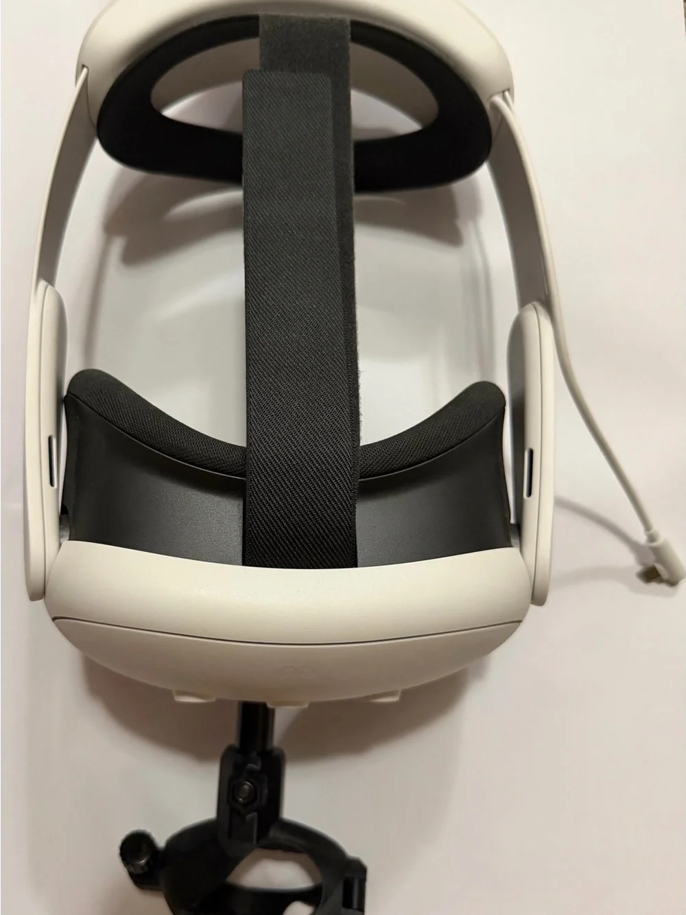 Standalone White VR Headset with Triple Front Sensors
